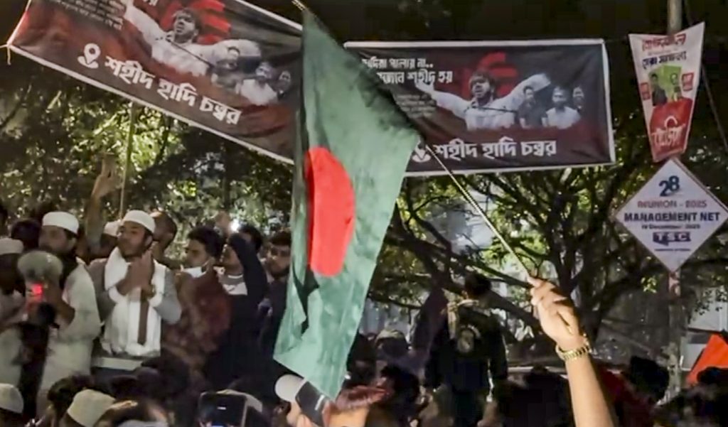 बांग्लादेश में जलती हुई इमारतों और प्रदर्शनकारियों के बीच सुरक्षा बलों की तैनाती का प्रतीकात्मक दृश्य।