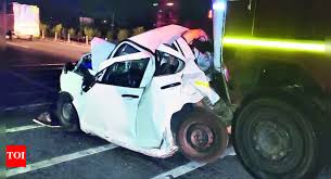 छत्तीसगढ़ में ट्रक और कार की भीषण टक्कर के बाद क्षतिग्रस्त वाहन