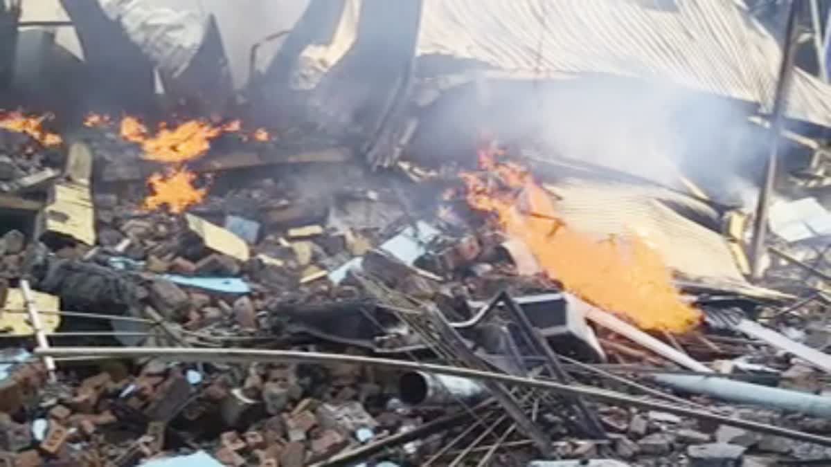 इंदौर की चॉकलेट फैक्ट्री में लगी आग, फायर ब्रिगेड बुझाती हुई