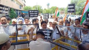 ट्रैफिक चालान के विरोध में एसपी कार्यालय पहुंचकर ज्ञापन सौंपते शहर कांग्रेस के कार्यकर्ता