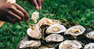 मछली खाने के बाद बीमार मरीज का अस्पताल में इलाज करते डॉक्टर