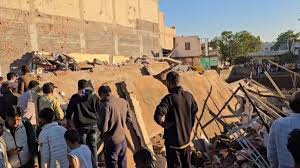 खंडवा में ढही तीन मंजिला इमारत का मलबा और क्षतिग्रस्त मेडिकल सामग्री