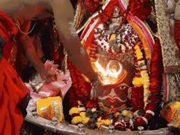 मध्यप्रदेश के बड़े मंदिर में VIP दर्शन बंद होने के बाद लाइन में लगे श्रद्धालु