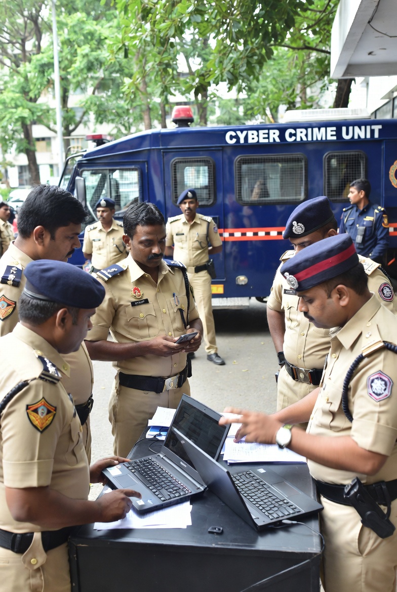 मध्यप्रदेश पुलिस साइबर अपराधियों के खिलाफ कार्रवाई करते हुए