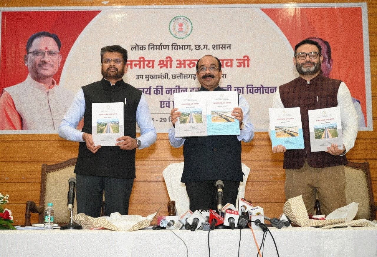 डिप्टी मुख्यमंत्री अरुण साव लोक निर्माण विभाग के विकास कार्यों की जानकारी देते हुए