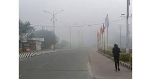 मध्य प्रदेश के आसमान में घने बादल और बारिश के बीच सड़कों का नजारा।