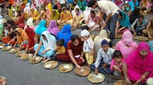 राजगढ़ में धार्मिक आयोजन के बाद बीमार पड़े लोगों को अस्पताल ले जाते परिजन