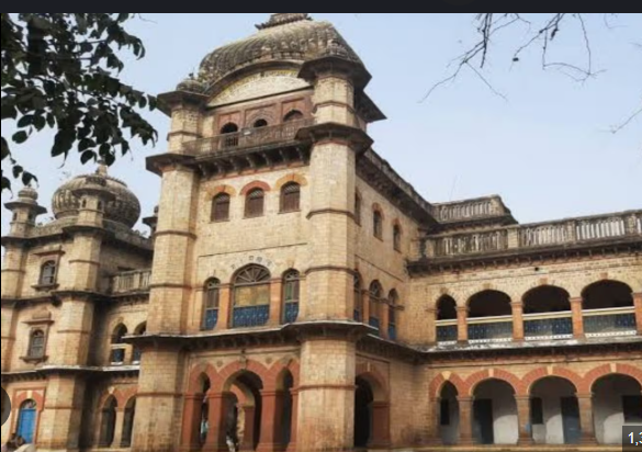 रीवा आने वाले यात्रियों और जरूरतमंद लोगों के लिए राहत भरी खबर है। शहर में ठहरने के लिए अब महंगे होटल या धर्मशाला ढूंढने की जरूरत नहीं है, क्योंकि यहां सिर्फ 60 रुपये में पूरे 24 घंटे रुकने की सुविधा उपलब्ध कराई जा रही है। यह व्यवस्था खास तौर पर मजदूरों, गरीब वर्ग और बाहर से आने वाले यात्रियों को ध्यान में रखकर की गई है, जिससे उन्हें सुरक्षित और सस्ती छत मिल सके। यह सुविधा रीवा रेलवे स्टेशन के पास स्थित रैन बसेरा/सरकारी विश्राम गृह में दी जा रही है। यहां ठहरने वालों को मूलभूत सुविधाएं जैसे साफ कमरा, पीने का पानी और शौचालय की व्यवस्था मिलती है। पहचान पत्र दिखाने के बाद पहले आओ–पहले पाओ के आधार पर प्रवेश दिया जाता है। लोगों का कहना है कि बढ़ती महंगाई के दौर में 60 रुपये में 24 घंटे ठहरने की सुविधा आम नागरिकों के लिए बेहद उपयोगी है और यह प्रशासन की सराहनीय पहल है।