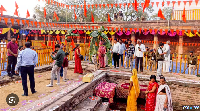 धार भोजशाला के बाहर सुरक्षा बलों का फ्लैग मार्च और अंदर बसंत पंचमी की पूजा करते श्रद्धालु।