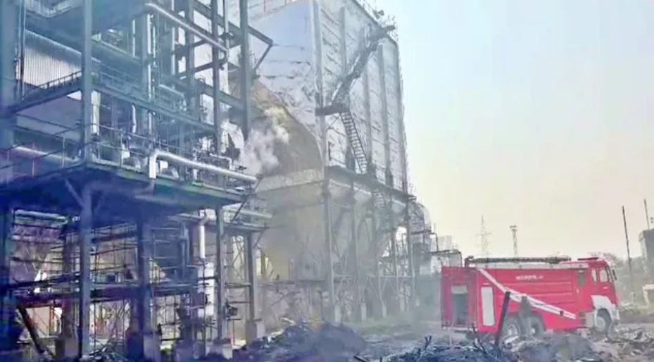 फैक्ट्री ब्लास्ट के बाद मलबे की तस्वीर और गया में रोते-बिलखते परिजनों का समूह।