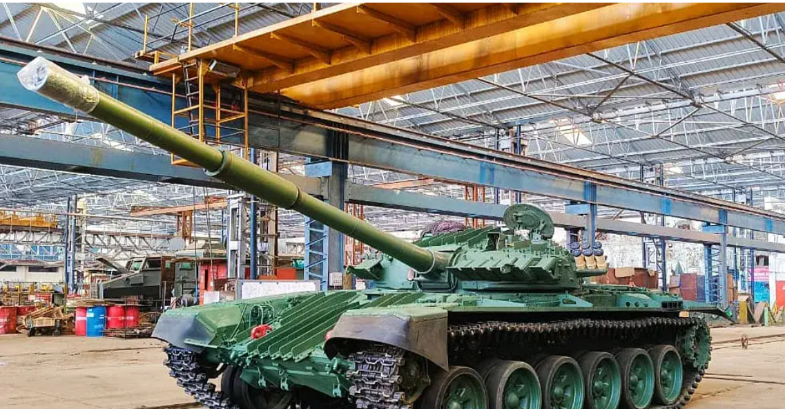 जबलपुर की ऑर्डनेंस फैक्ट्री में पूरी तरह तैयार T-72 टैंक और तिरंगे के साथ जश्न मनाते इंजीनियर।