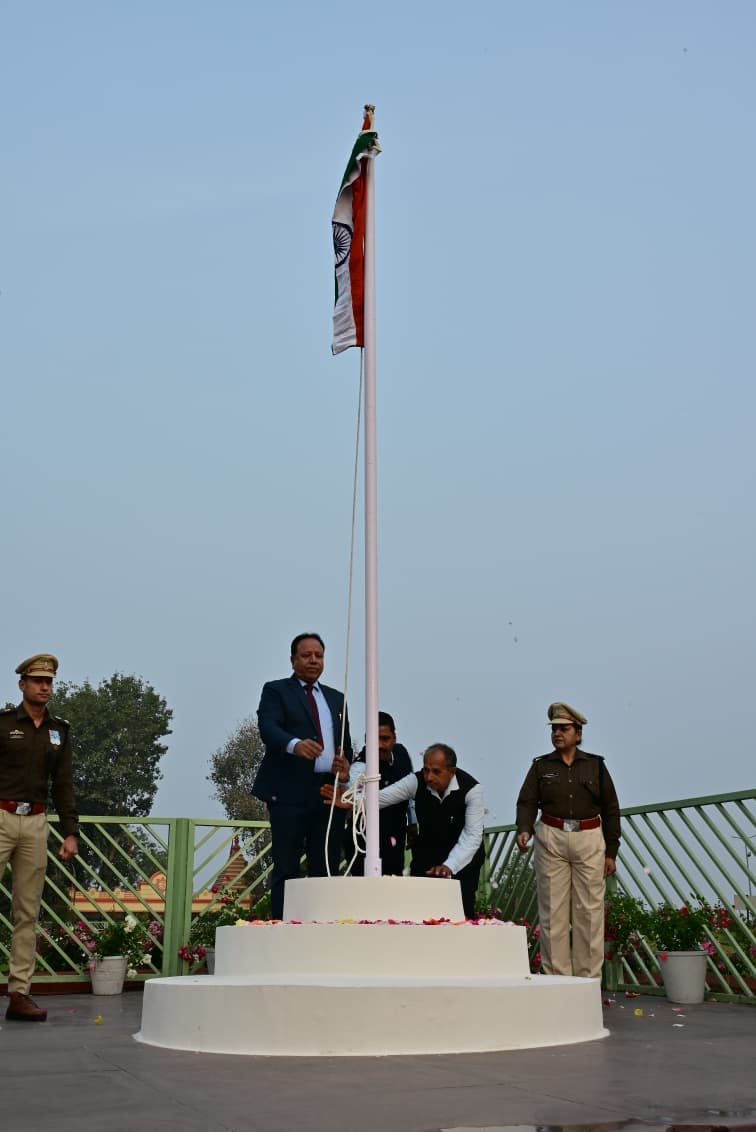 मध्य प्रदेश विधानसभा भवन के सामने ध्वजारोहण करते प्रमुख सचिव और सलामी देते सुरक्षा बल।