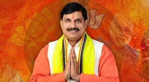 रीवा के गुढ़ में जनसभा को संबोधित करते मुख्यमंत्री डॉ. मोहन यादव और विकास कार्यों का शिलालेख।