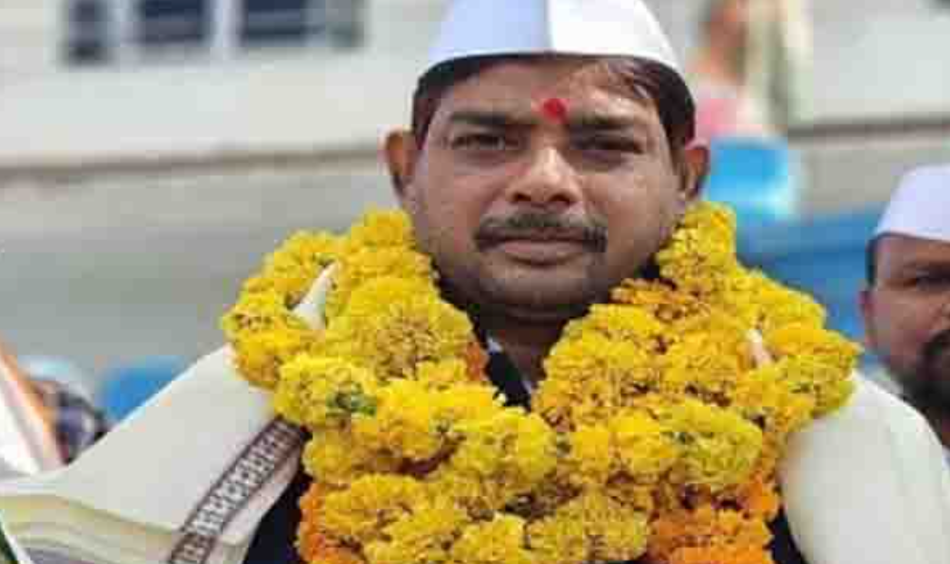 चांपा पुलिस की हिरासत में कांग्रेस विधायक बालेश्वर साहू और कोर्ट ले जाते समय की तस्वीर।