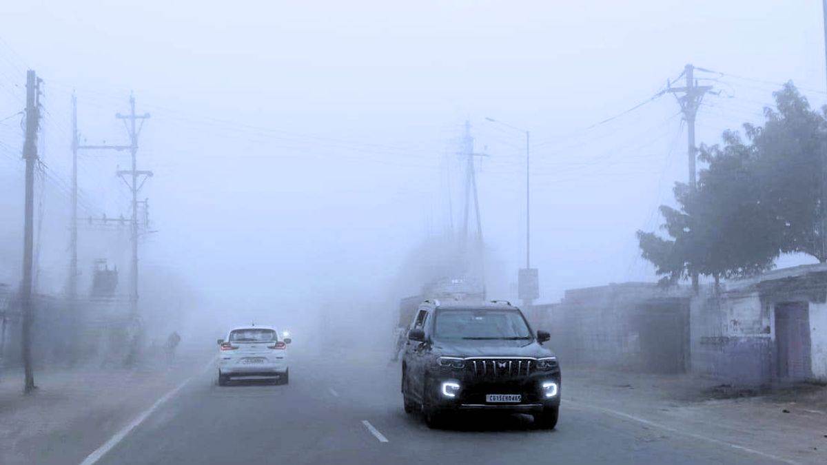 खेतों में गिरी ओलों की चादर और बारिश के कारण छिपता सूरज।