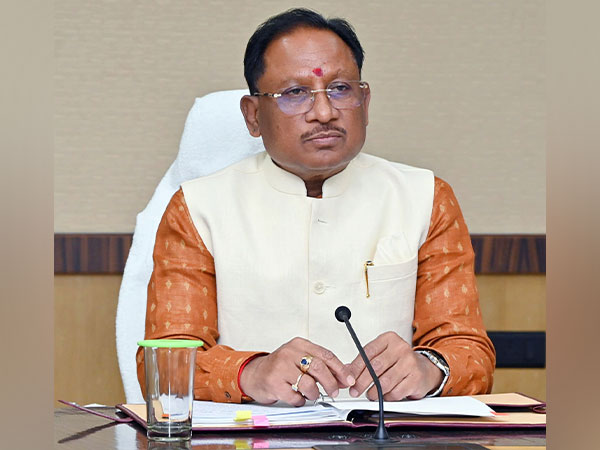 सिरपुर महोत्सव का भव्य मंच और मुख्यमंत्री विष्णु देव साय द्वारा लोकार्पण की पट्टिका।