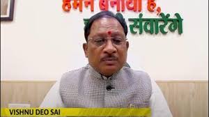 बिलासपुर में ध्वजारोहण के बाद परेड की सलामी लेते मुख्यमंत्री विष्णु देव साय।