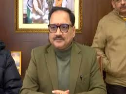 विधानसभा परिसर में मास्क पहनकर प्रदर्शन करते आप विधायक और सदन के भीतर पोस्टर लिए भाजपा सदस्य।