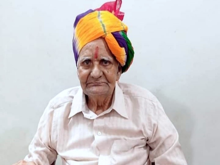 स्वतंत्रता सेनानी राजेंद्र महतो की फाइल फोटो और उनके निधन के बाद शोकाकुल परिजनों की तस्वीर।