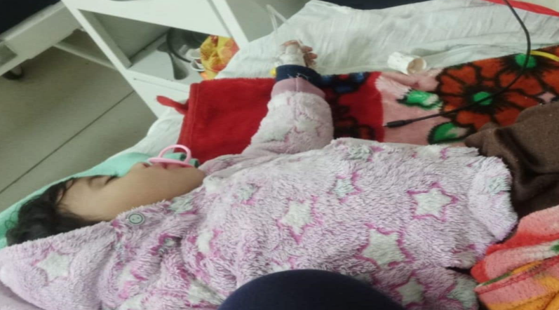 अस्पताल के बेड पर उपचाररत बच्चियां और परेशान परिजन, इंदौर के चचा नेहरू अस्पताल का दृश्य।