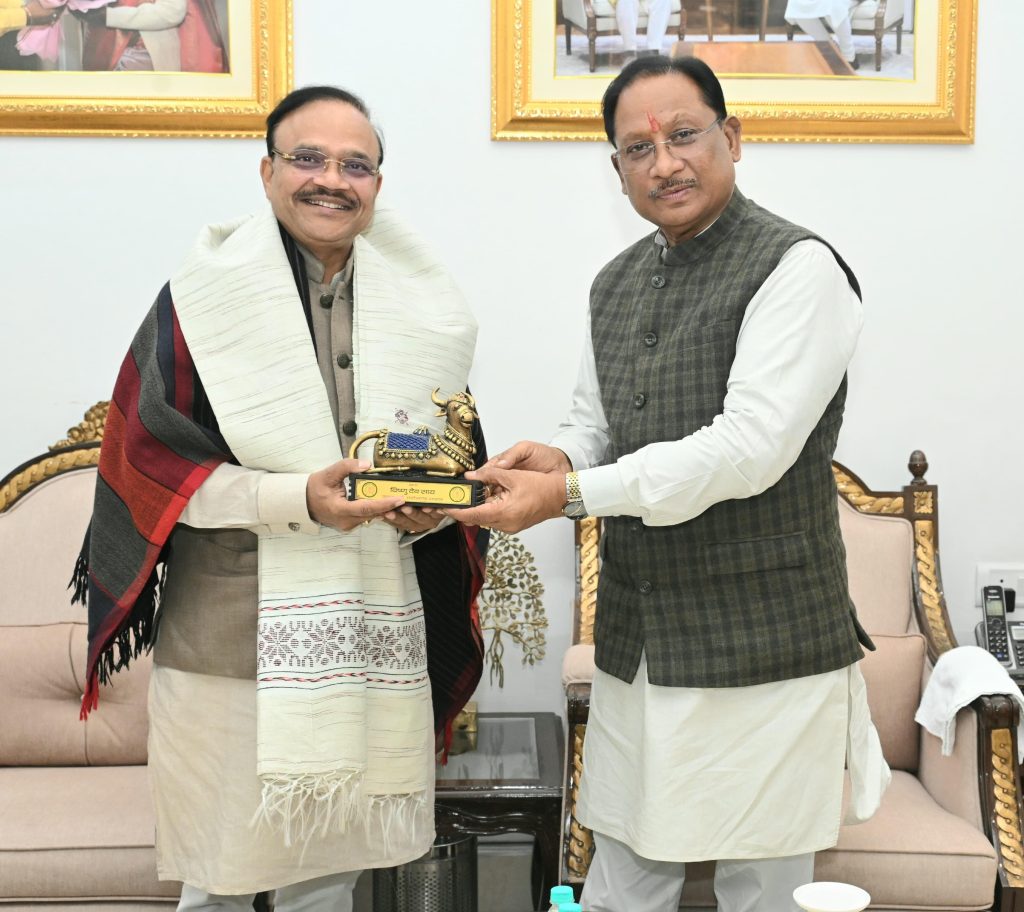 राष्ट्रीय जंबूरी में मार्च पास्ट करते स्काउट्स-गाइड्स और युवाओं को संबोधित करते मुख्यमंत्री।