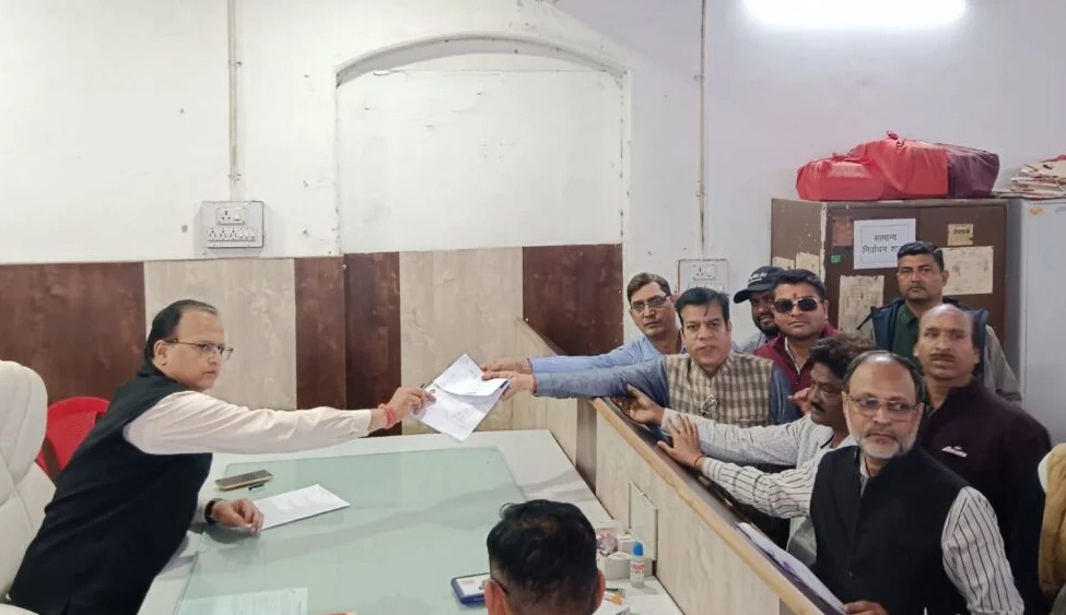 रायपुर प्रेस क्लब में जनसंपर्क करते संगवारी पैनल के प्रत्याशी और समर्थन देते पत्रकार साथी।