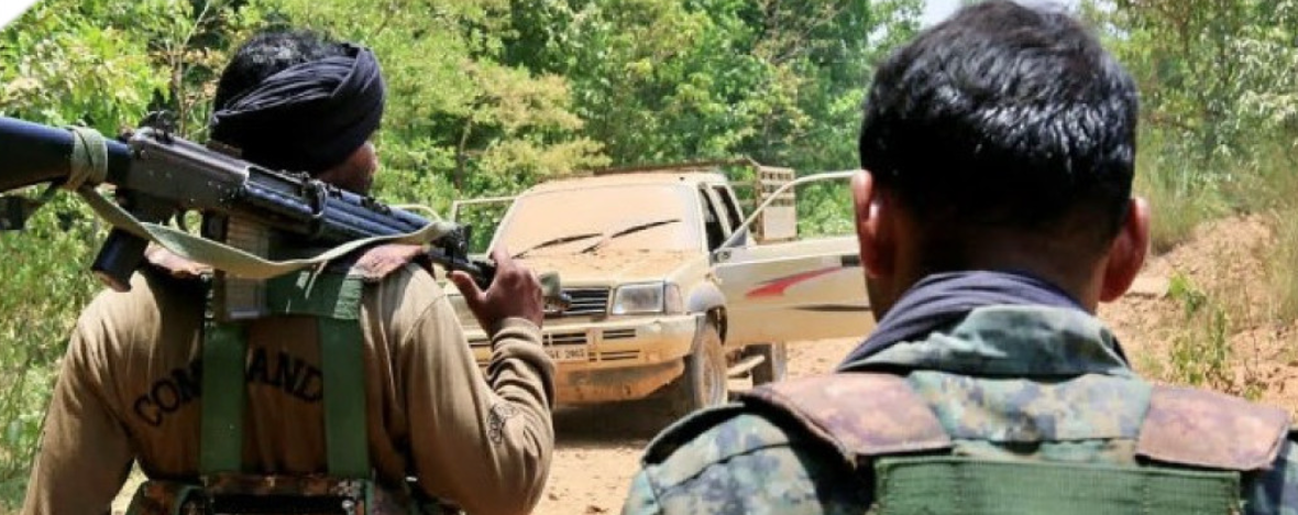 छत्तीसगढ़ के सुकमा-बीजापुर सीमा पर सुरक्षा बलों और नक्सलियों के बीच मुठभेड़ के बाद बरामद हथियार और सुरक्षा बलों की तैनाती।