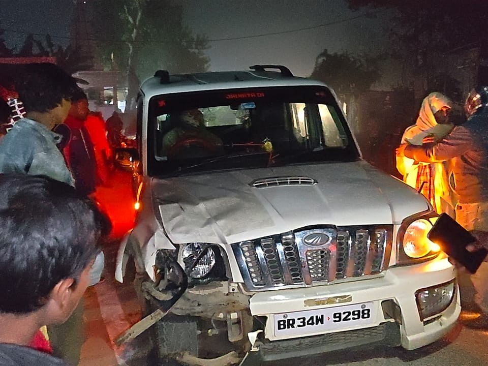 घटनास्थल पर खड़ी पीड़ित की स्कॉर्पियो और जांच करती पुलिस टीम।