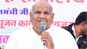 ओलावृष्टि से बर्बाद हुई फसल का निरीक्षण करते राजस्व मंत्री करण सिंह वर्मा और दुखी किसान।