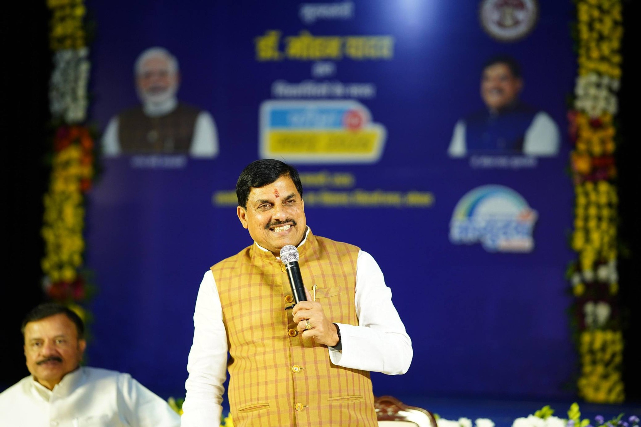 भोपाल में छात्रों के साथ 'परीक्षा पर संवाद' करते हुए मुख्यमंत्री डॉ. मोहन यादव।