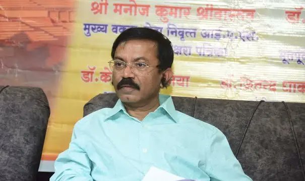 मनोज श्रीवास्तव की तस्वीर और पृष्ठभूमि में एपस्टीन द्वीप व पश्चिमी जगत के प्रतीकात्मक चित्र।