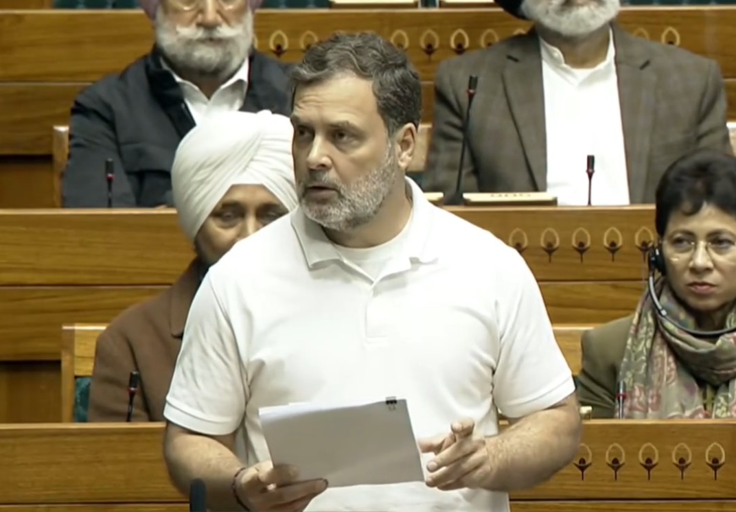 इंटरव्यू के बाद रोते हुए कांग्रेस कार्यकर्ता और पार्टी का लोगो।