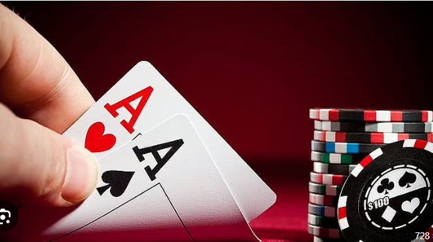 भोपाल के कटारा हिल्स में जुए के खिलाफ पुलिस की छापामार कार्रवाई और जब्त ताश के पत्ते।