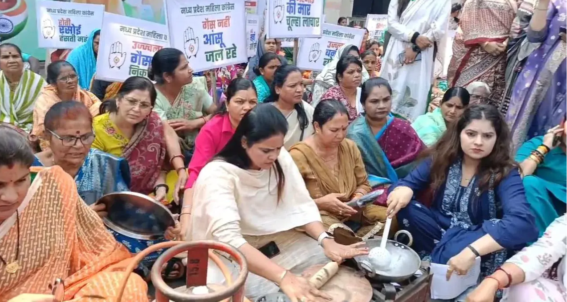 भोपाल में पीसीसी के बाहर खाली सिलेंडर और कढ़ाई लेकर धरना देती महिला कांग्रेस कार्यकर्ता और रीना बोरासी।