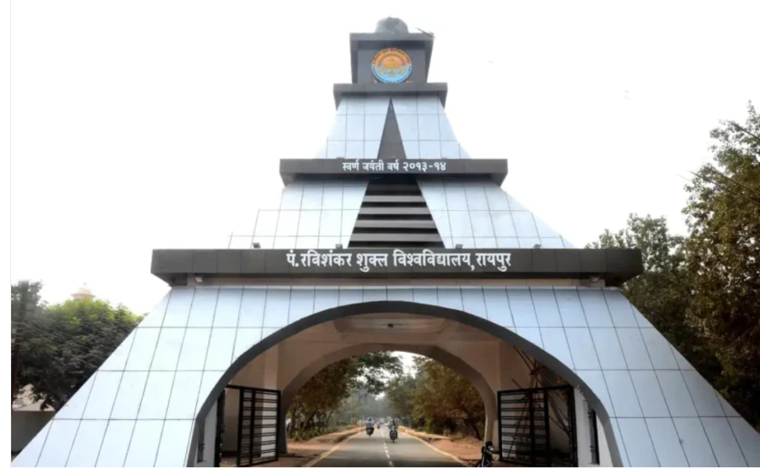 NSUI कार्यकर्ता हॉस्टल में पीलिया पीड़ित छात्राओं के समर्थन में प्रदर्शन करते हुए