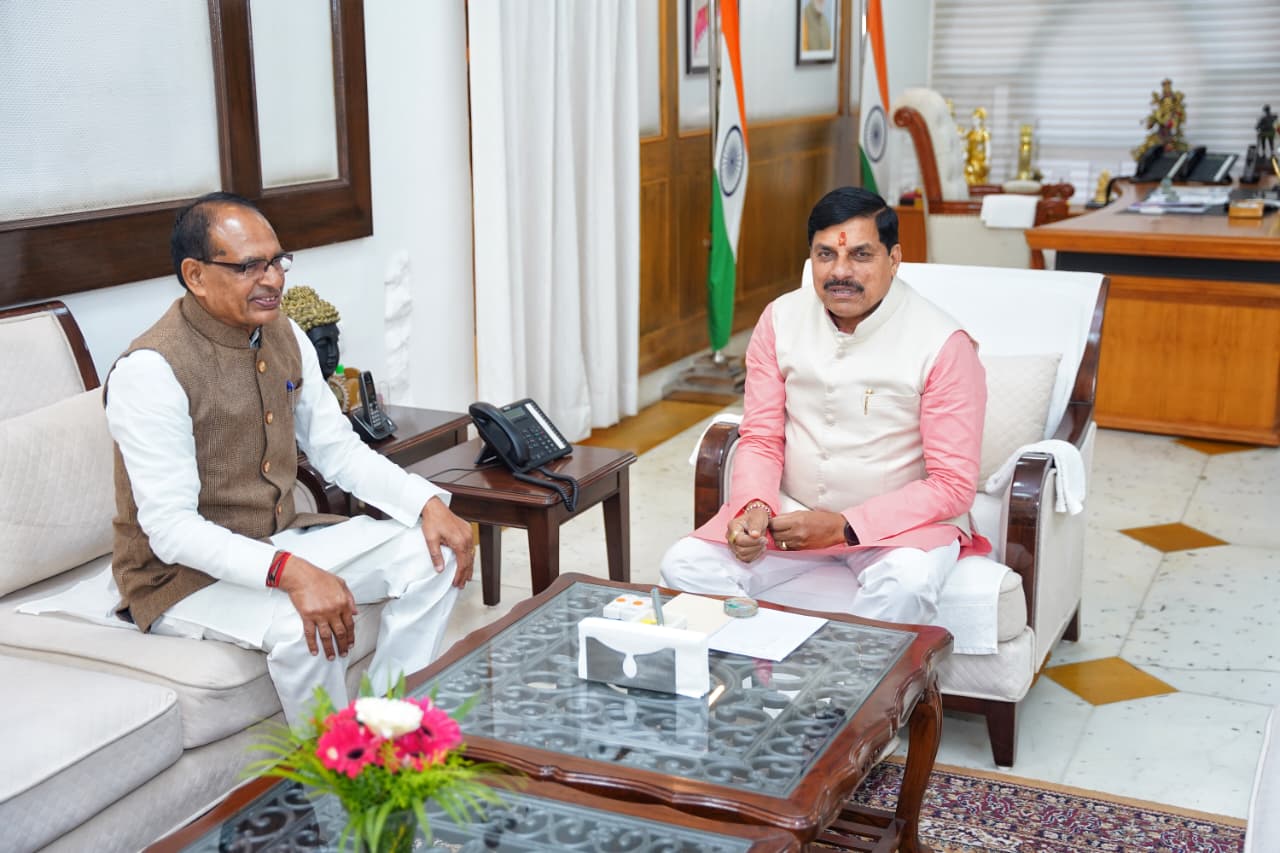 भोपाल में मुख्यमंत्री डॉ. मोहन यादव और केंद्रीय मंत्री शिवराज सिंह चौहान की सौजन्य भेंट की तस्वीर।
