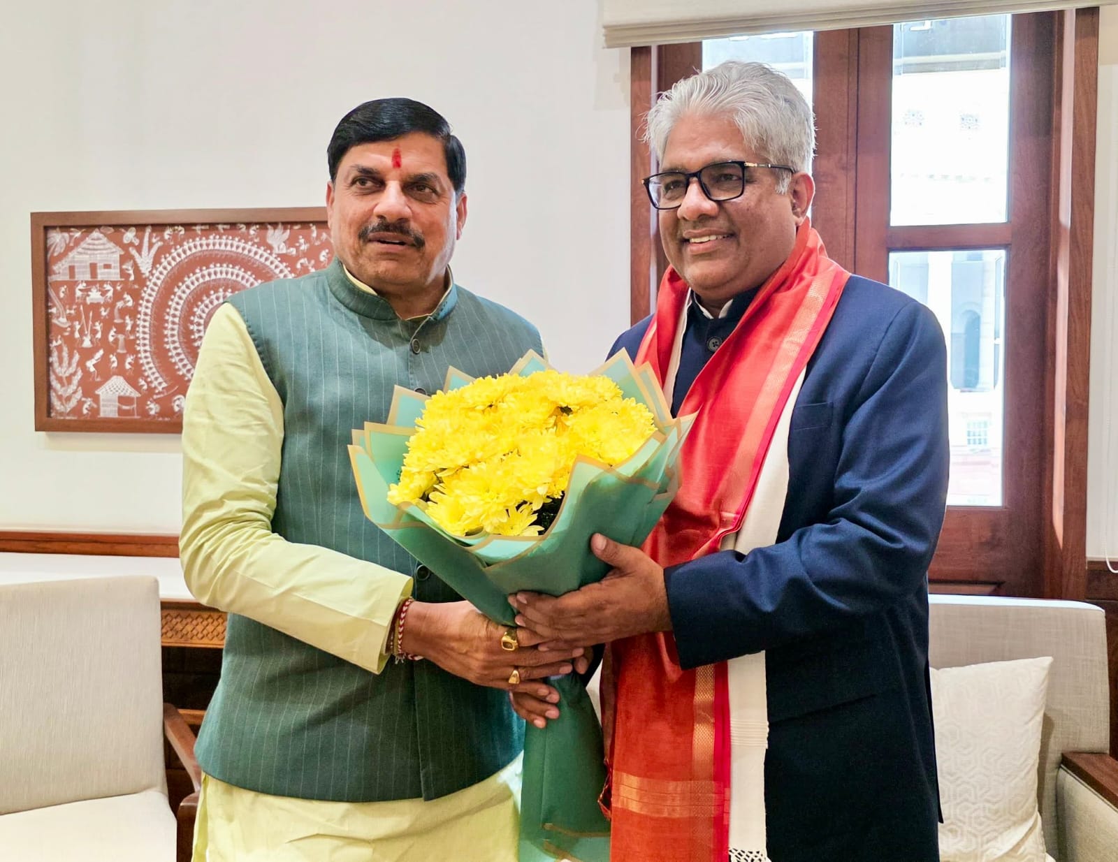 मुख्यमंत्री डॉ. मोहन यादव और केंद्रीय मंत्री अश्विनी वैष्णव दिल्ली में चर्चा करते हुए।