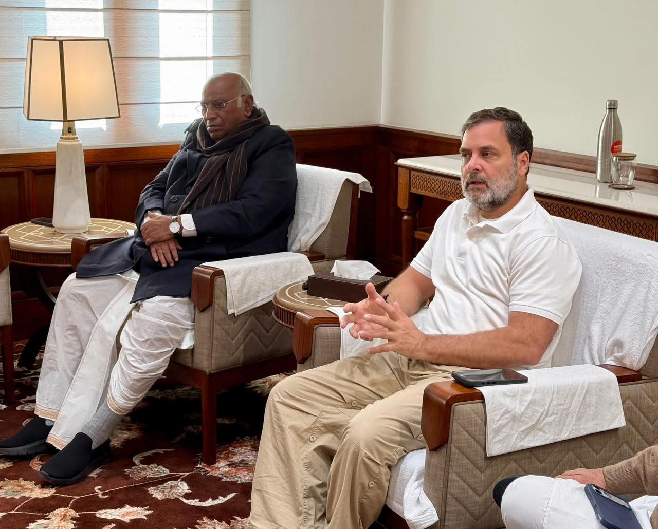 संसद भवन में मल्लिकार्जुन खरगे के कार्यालय में बैठक करते INDIA गठबंधन के प्रमुख नेता।