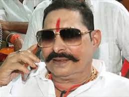 पुलिस वैन से उतरते हुए अनंत सिंह और बिहार विधानसभा परिसर का मुख्य द्वार।