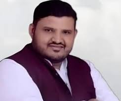 विधानसभा के बाहर मीडिया से बात करते आतिफ अकील और गाय संरक्षण को लेकर नारेबाजी करते कार्यकर्ता।