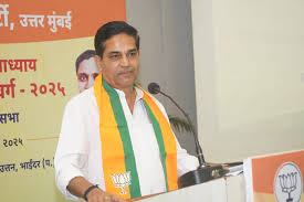 मुंबई के रामभाऊ म्हाळगी प्रबोधिनी परिसर में ट्रेनिंग सत्र के दौरान बैठे भाजपा नेता और प्रशिक्षक।