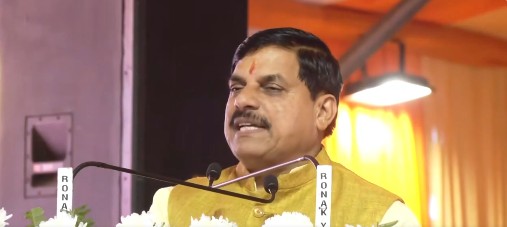 मुख्यमंत्री डॉ. मोहन यादव उज्जैन में विकास कार्यों का भूमिपूजन करते हुए और कालिदास अकादमी का दृश्य।