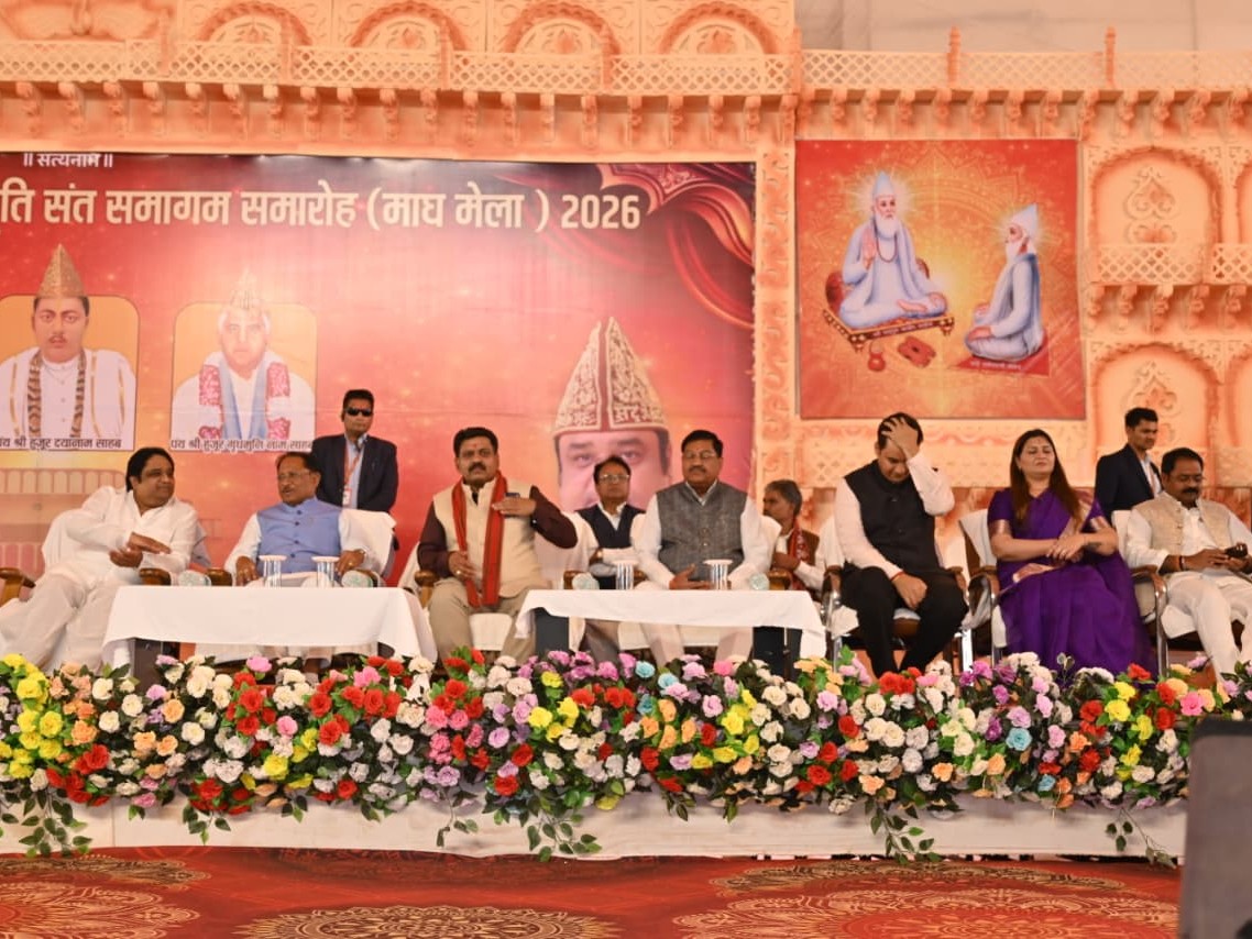 दामाखेड़ा में कबीरपंथ के गुरुओं के साथ मंच पर बैठे मुख्यमंत्री विष्णु देव साय।