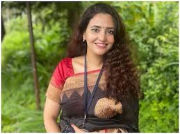 पल्लवी शर्मा की तस्वीर जिसमें एक तरफ उनका ग्लैमरस अंदाज और दूसरी तरफ IAS अधिकारी की वर्दी/फॉर्मल लुक दिख रहा है।