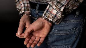 जबलपुर पुलिस की गिरफ्त में दो आरोपी और पुलिस अधिकारियों की प्रेस कॉन्फ्रेंस का दृश्य।