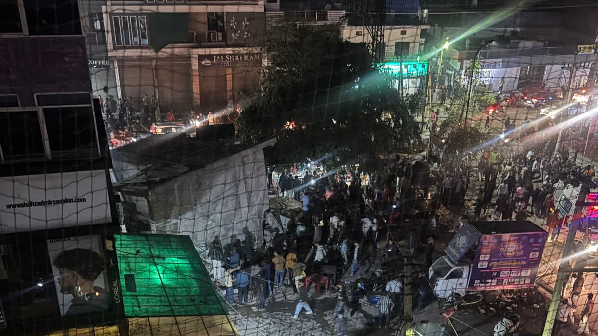 कोटा के जवाहर नगर में मलबे में तब्दील हुई इमारत और रेस्क्यू करते बचाव दल।