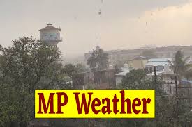 मध्य प्रदेश का नक्शा जिसमें उत्तर में बारिश के बादल और दक्षिण में सूरज की तपिश दिखाई गई है।