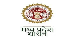 सरकारी आवास की चाबियाँ और खाली करने का नोटिस थमाता एक प्रशासनिक अधिकारी।