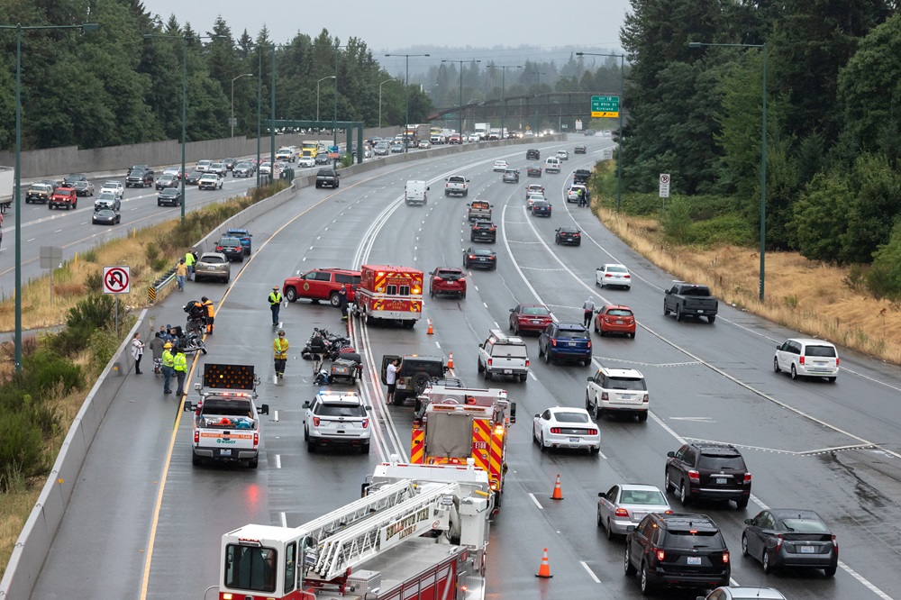 मध्य प्रदेश के एक नेशनल हाईवे पर दुर्घटनाग्रस्त वाहन और सड़क पर पड़े गड्ढों की तस्वीर।