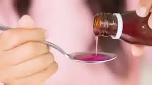 नागपुर एम्स का प्रवेश द्वार और प्रतीकात्मक कफ सिरप की बोतल जिस पर खतरे का निशान है।